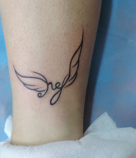 小腿上精致的小翅膀纹身图案