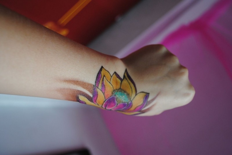 手腕上漂亮的莲花纹身