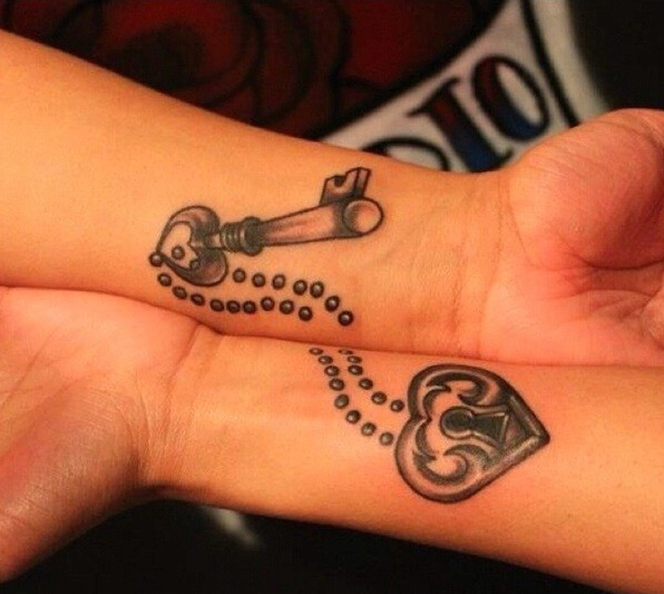 手腕唯美的情侣图腾刺青