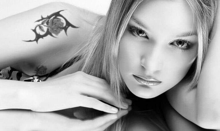 美女肩膀上玫瑰纹身图案