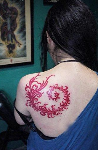 靓女肩背图腾羽毛纹身图案