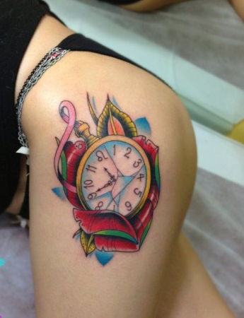美女胯部时尚精美的怀表纹身图案