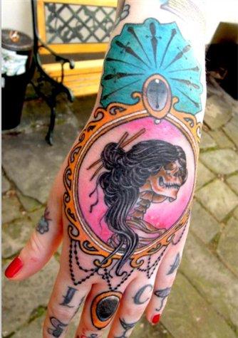 手背上镜子里的骷髅女纹身图案