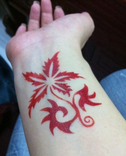 神秘鲜艳红枫纹身图案