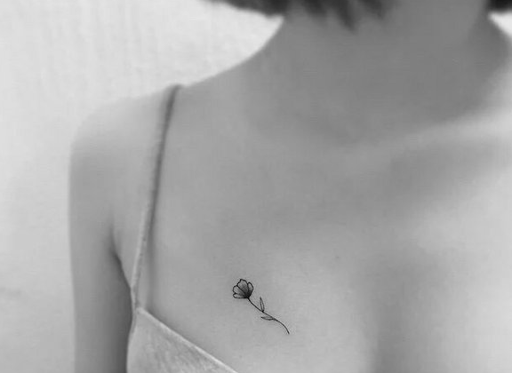 美女胸部简单的花纹身图案