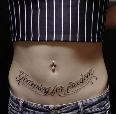 美女腹部花字体纹身