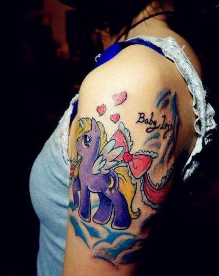 女生手臂前卫的独角兽纹身图案