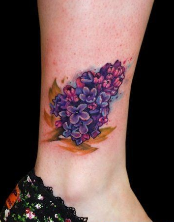 腿部彩色花纹身图案