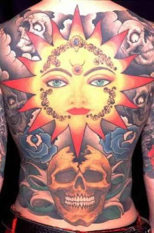 满背天使与恶魔并存的纹身图案