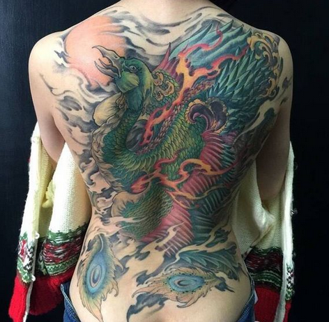 满背漂亮的彩绘凤凰纹身图案