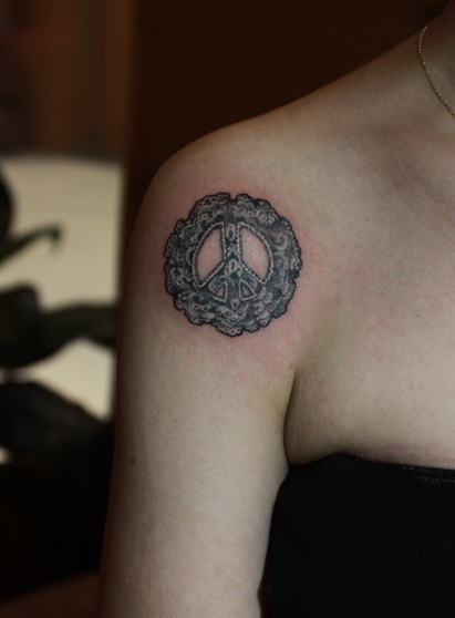 蕾丝反战标志纹身图案