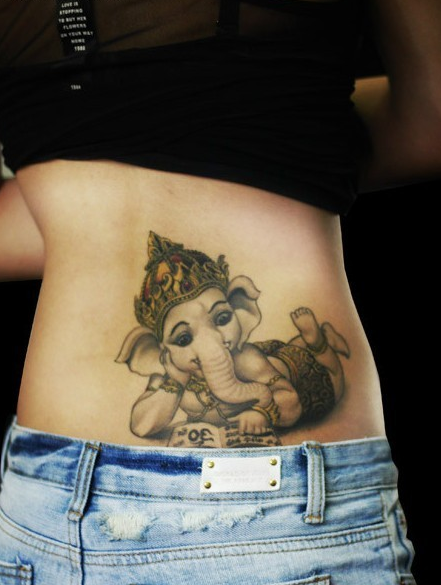 美女后腰个性带皇冠的小象刺青