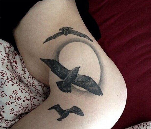 女性性感臀部飞鸟纹身图案