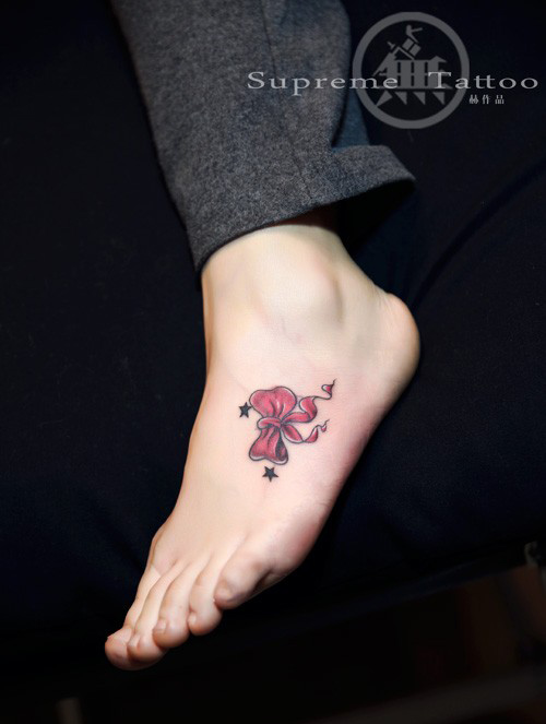 女生脚背小清新蝴蝶结纹身