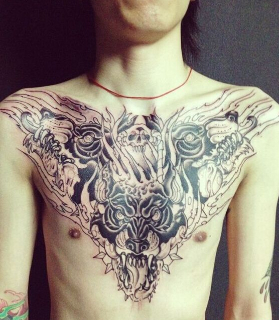 男人胸前霸气纹身图案