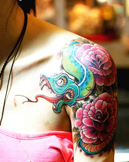 女生半甲青蛇牡丹纹身图案