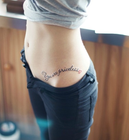 女生细腰上唯美潮流的字母纹身图案