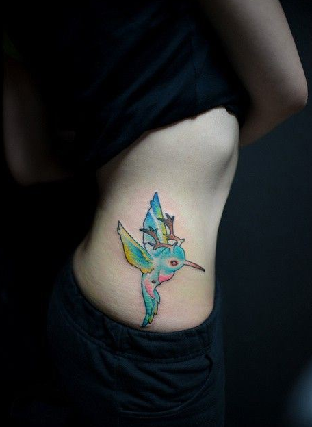 腰部彩色小鸟另类纹身图案