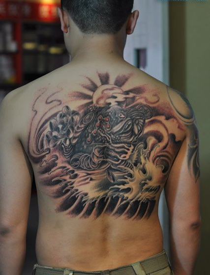 满背金蟾纹身图案