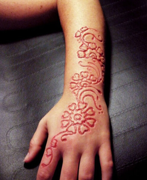 手上割肉花卉纹身图案