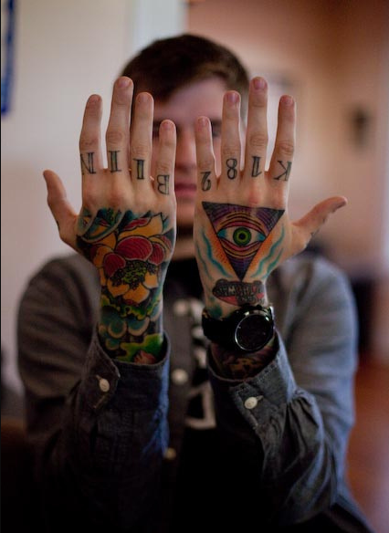 帅哥双手漂亮的纹身图案