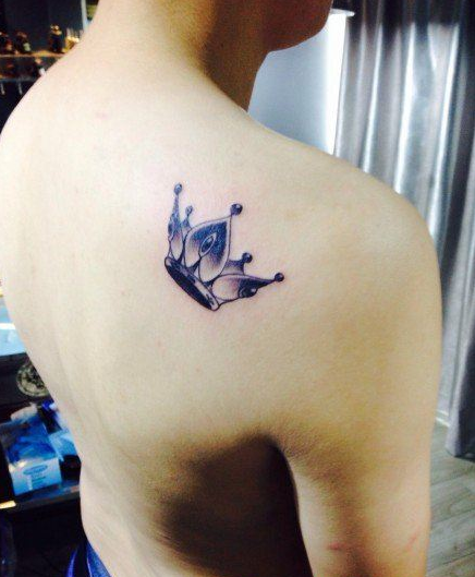 男生肩背流行精美的黑白皇冠纹身图案