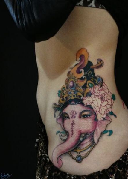 美女侧腰部精美的象神纹身图案