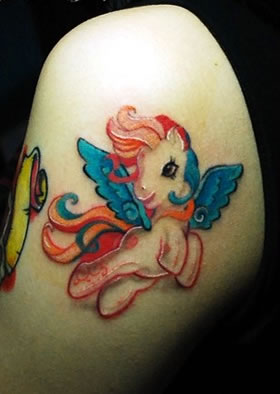 美女腿部彩色的卡通独角兽纹身图案