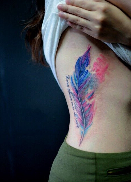 腰部唯美亮色羽毛纹身图案