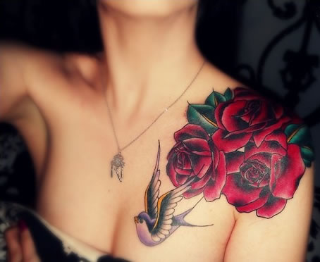 美女胸部彩色的燕子纹身图案大全