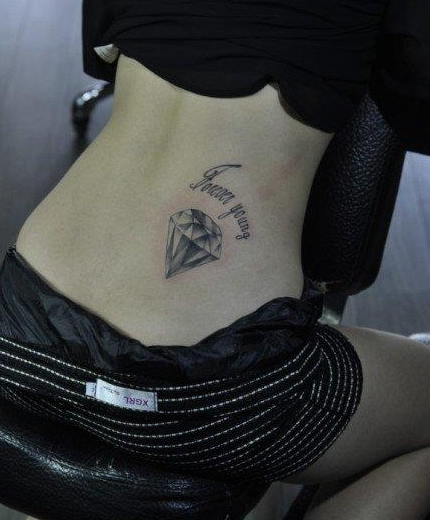 美女腰部潮流新潮的黑灰钻石纹身图案