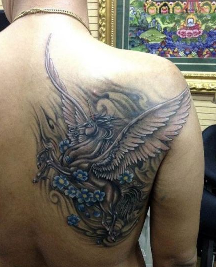 男生后肩背很酷的独角兽纹身图案