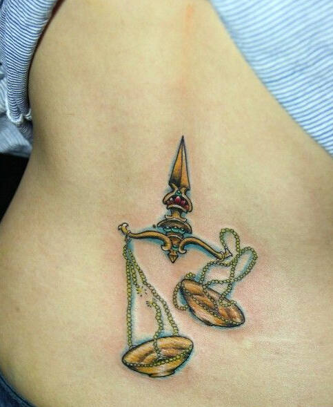 后腰部的天秤座纹身图案