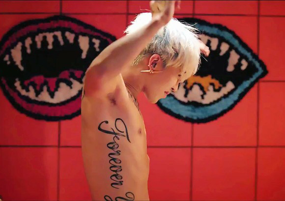 权志龙侧腹文字纹身缩略频道推荐图