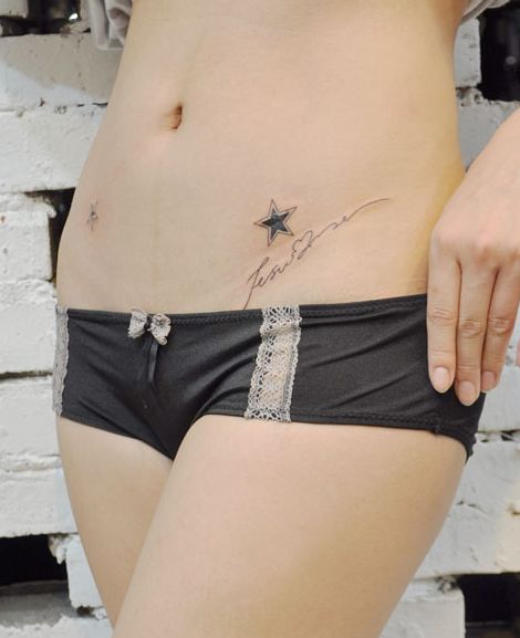 美女腹部精美的五角星字母纹身图案