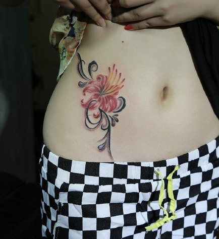 腹部彼岸花纹身图案