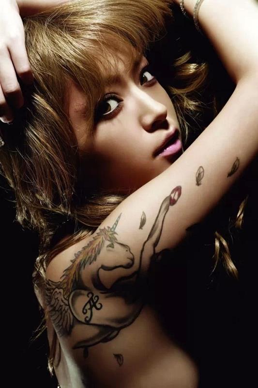 狂野性感美女彩色独角兽纹身图案