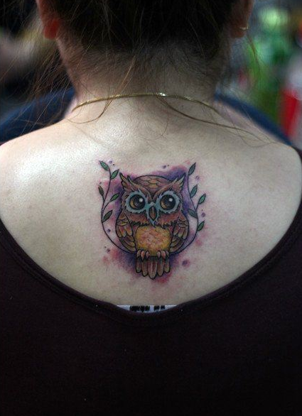 背部可爱的彩色猫头鹰纹身图案