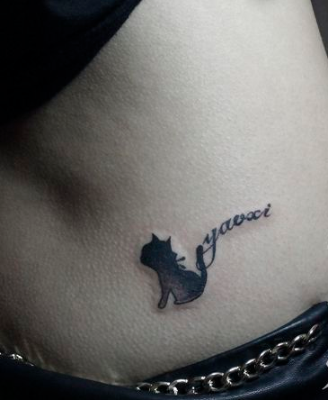 女孩子腰部时尚的猫咪刺青图片
