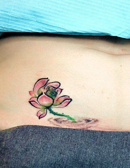 女生腹部唯美流行的写意莲花纹身图案