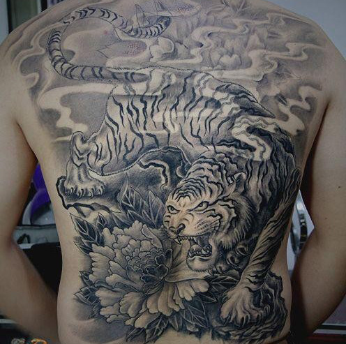 霸气的满背黑灰老虎纹身图案
