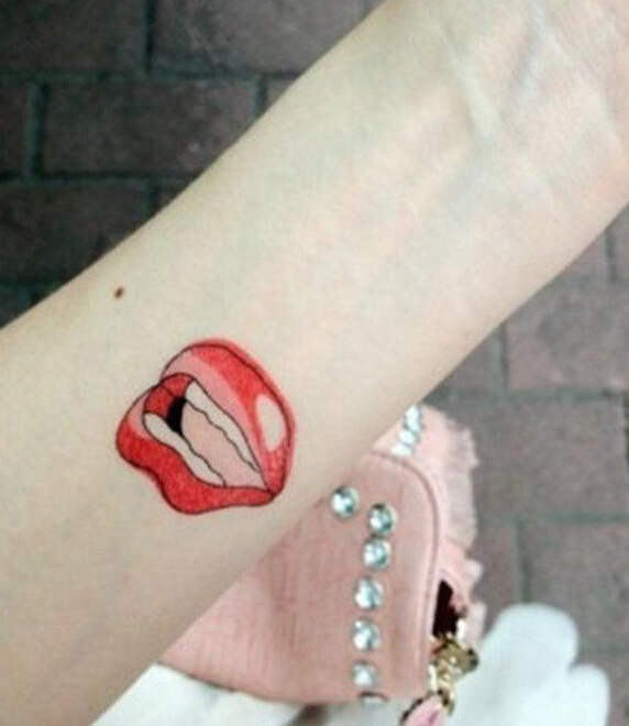 女人手腕手臂红唇纹身图案