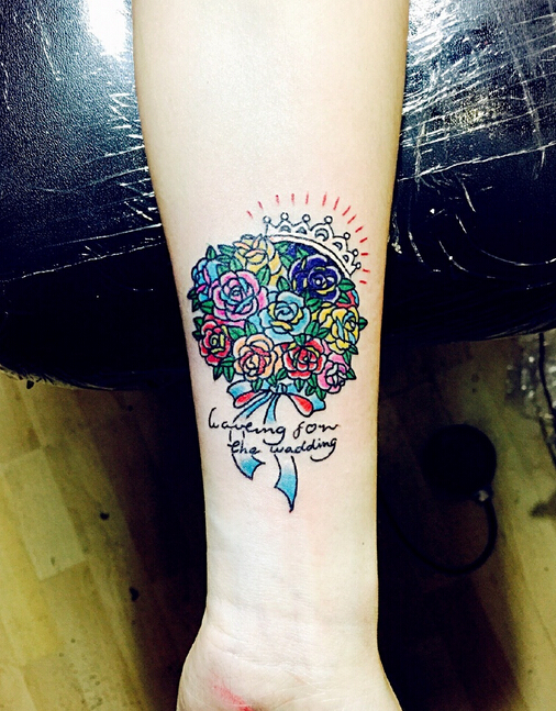 手臂上漂亮的彩绘玫瑰纹身图案