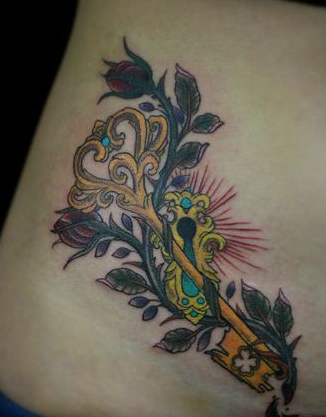 美女腹部好看的钥匙纹身图案