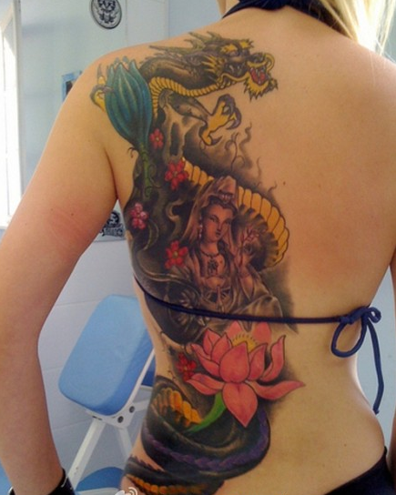 美女背部观音骑龙纹身图案