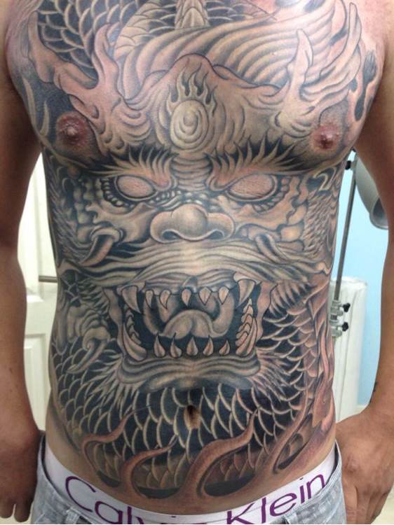 男士胸腹霸气的龙纹身