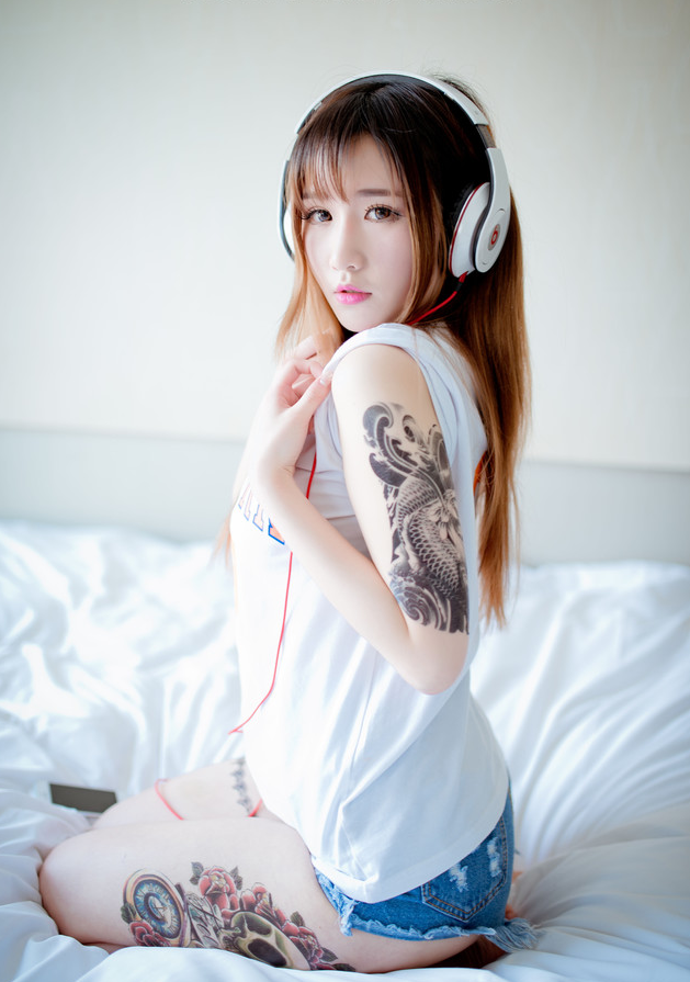 美女好看的腿部玫瑰骷髅纹身图案