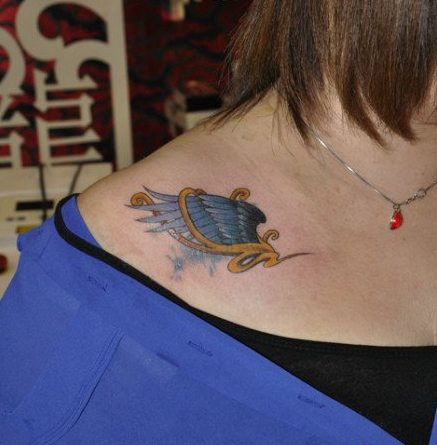 女生肩膀处小巧潮流的翅膀纹身图案