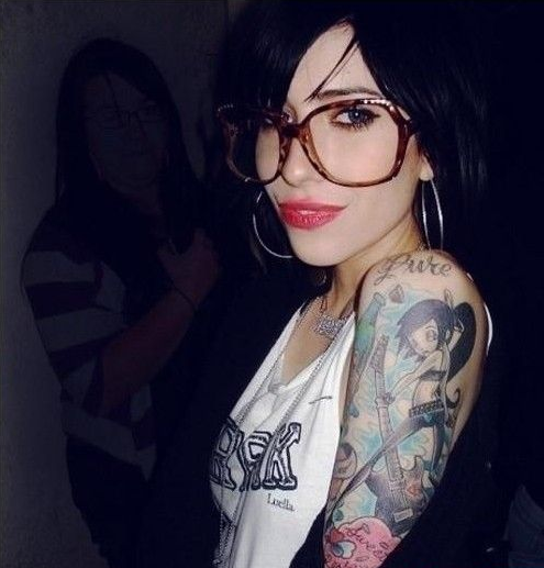 时尚潮女手臂个性纹身