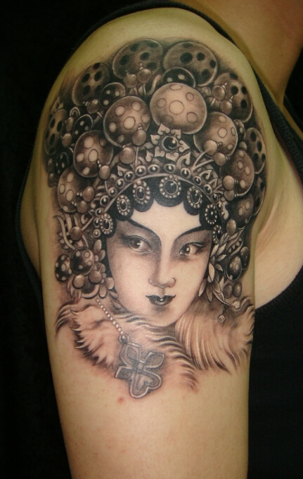 手臂逼真的花旦纹身图案